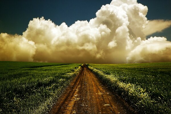 Дорога в поле с облаками