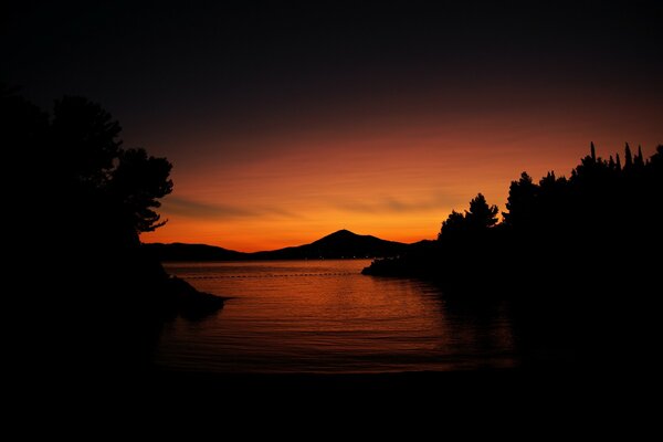 Montagnes dans la lumière orange du coucher de soleil