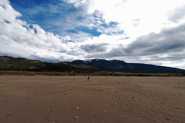 Trace de l homme sur le sable dans les montagnes