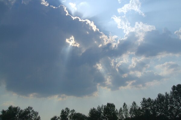 Resplandor de un rayo de sol en el cielo