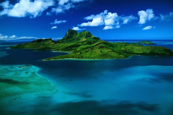 Îles des Caraïbes dans la mer sur fond de ciel