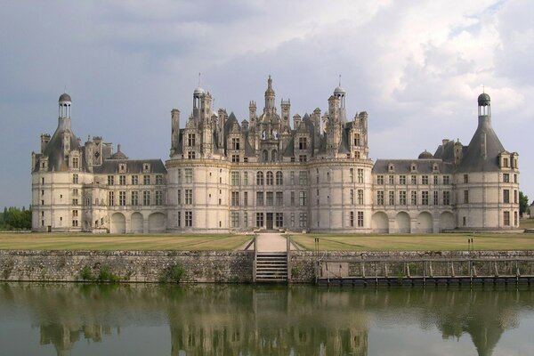 Palacio gótico cerca del estanque