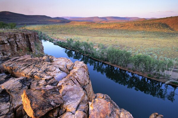 Un río en América entre montañas y colinas