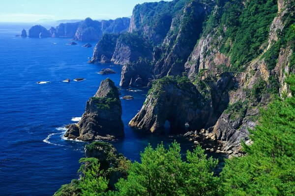 Montañas a orillas del mar azul