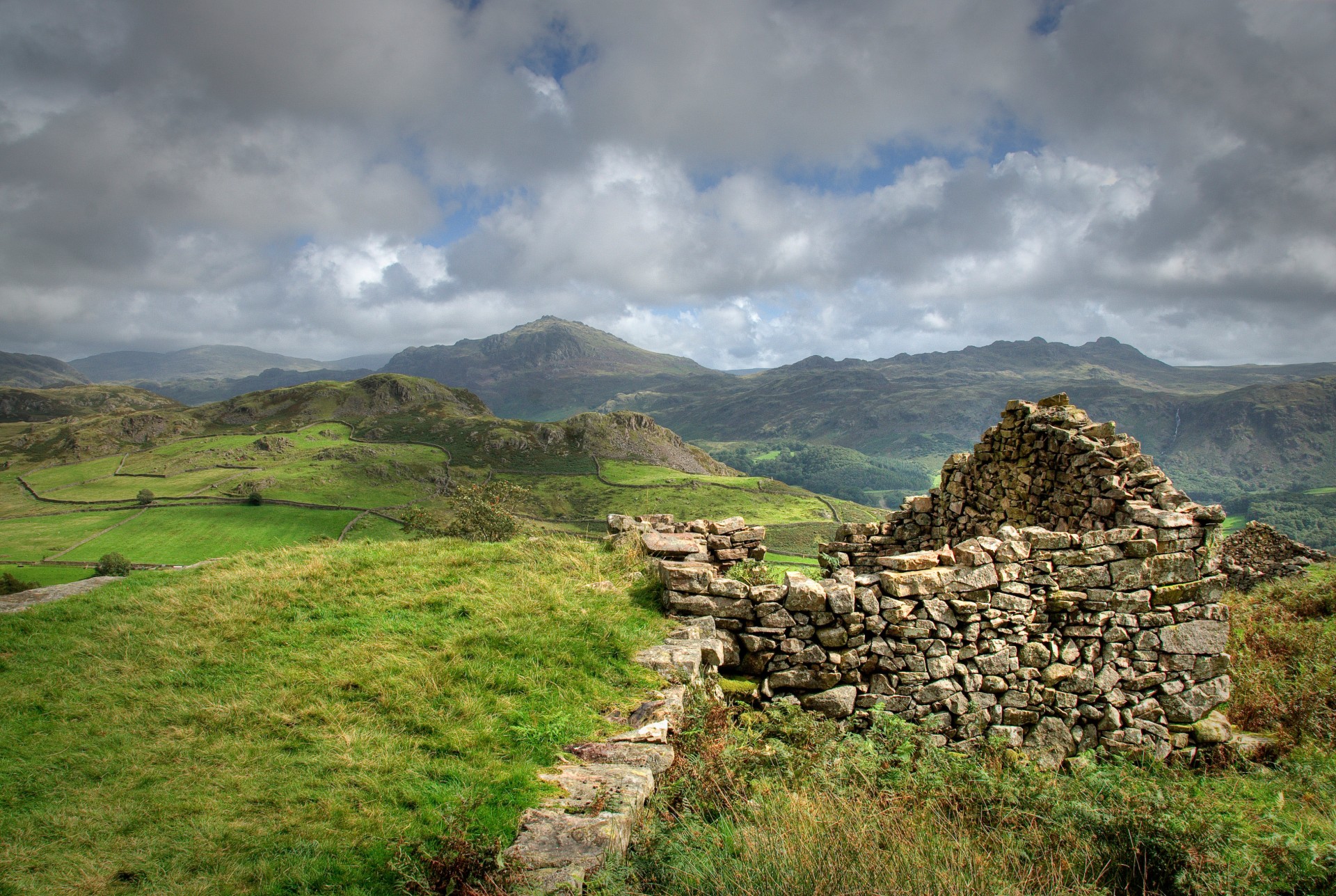 gras schottland berge wolken steine