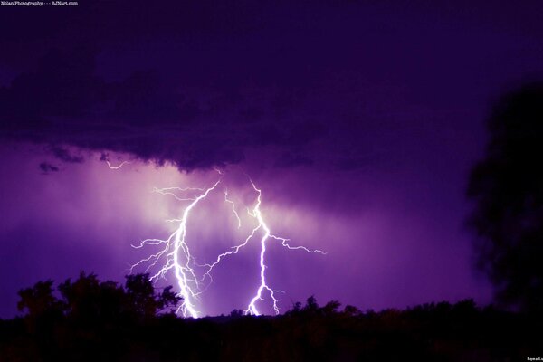 Ciel nocturne et foudre