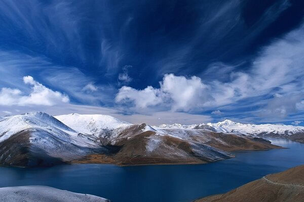 Il fiume scorre tra le montagne innevate