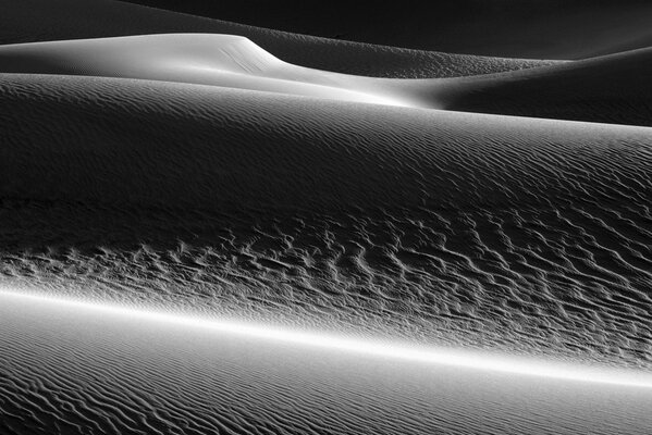 Dunes du désert avec des ondulations sur le sable