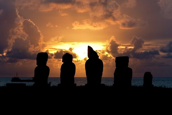 Идолы на острове Пасхи на закате
