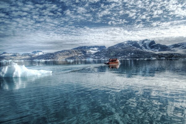 Hielo y un barco flotando en la distancia