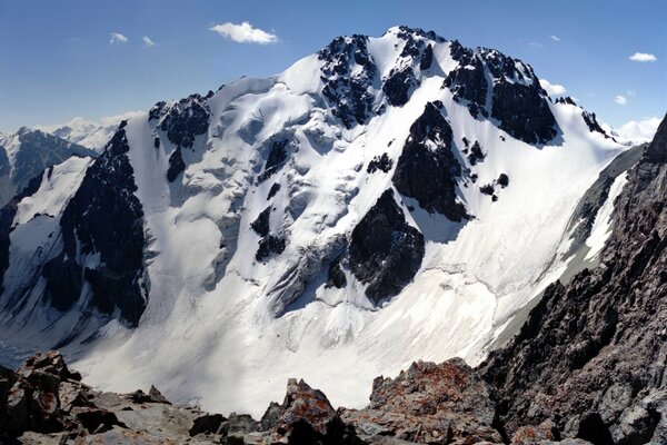 Eine mit Schnee bedeckte Bergklippe