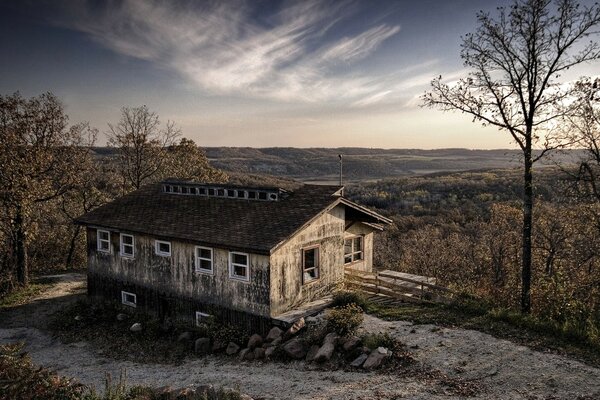 Bild altes Haus am Wald