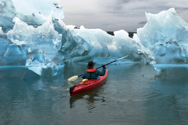 Discesa in barca su uno sfondo di ghiaccio