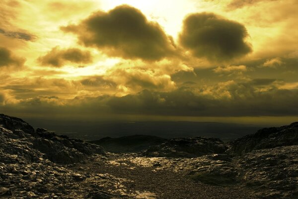 Aube sur la mer avec de gros nuages