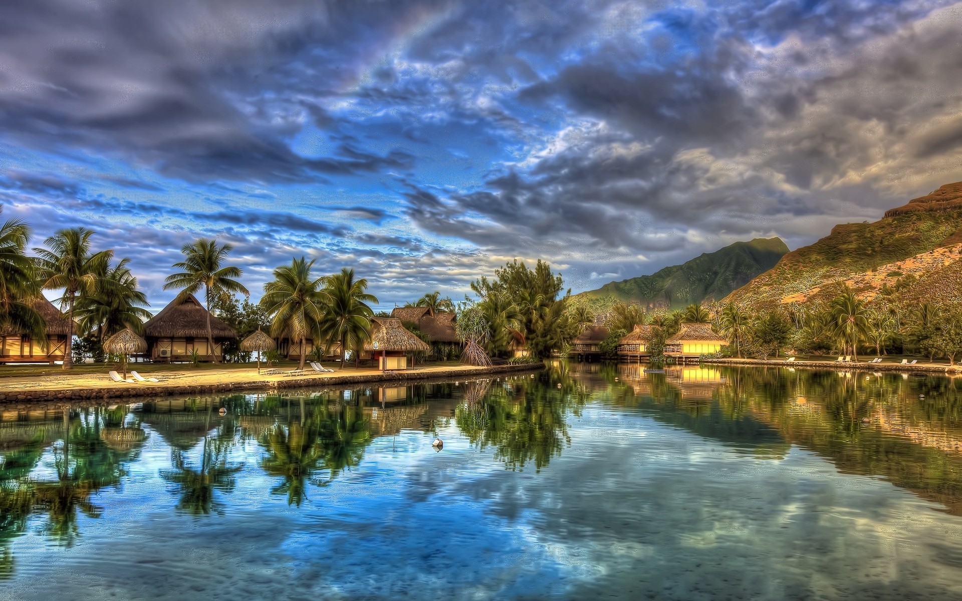 casas palmeras río nubes