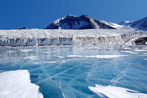 Lac frixell sans ruissellement enchaîné par la glace