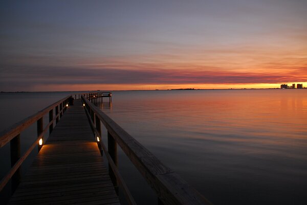 Coucher de soleil chic sur un pont dans la mer