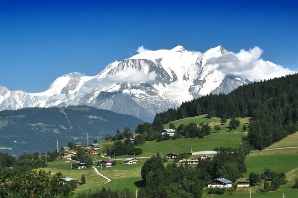 Accogliente villaggio di montagna sul pendio