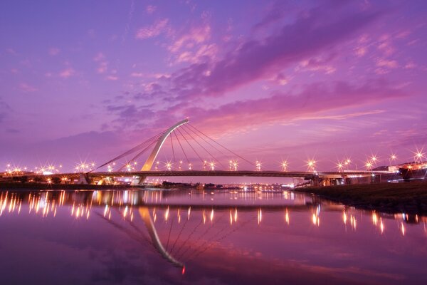 Вечерний закат над мостом в тайване