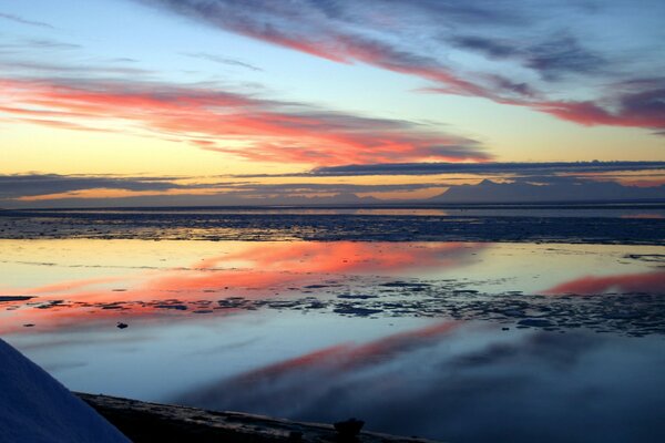 Tramonto sul mare sulla riva