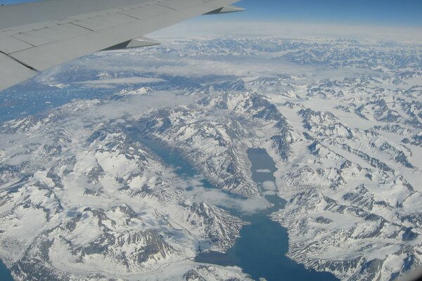 Вид с высоты птичьего полета на снежную Гренландию
