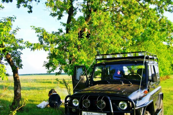 Jeep im Sommer bei einem Picknick in der Natur
