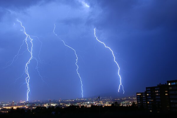 Lightning bolt in the night sky