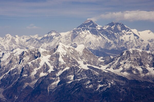 Les pics de montagne cherchent dans le ciel