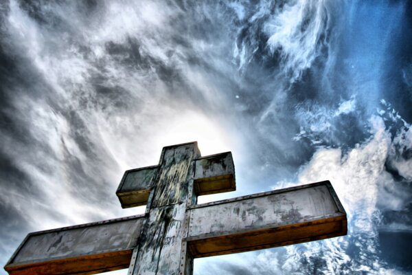 Ein religiöses Kreuz, das in den Himmel geht