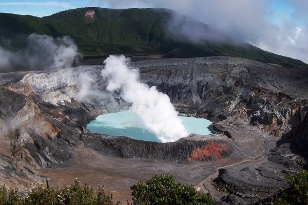 Photo d un geyser dans les montagnes