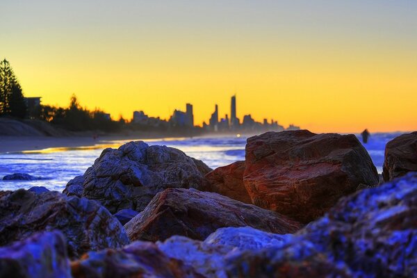 Pierres près de l eau à Sydney au coucher du soleil