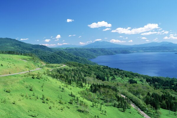 Hokkaido-Landschaft in Japan. Gras, blauer Himmel und Wasser