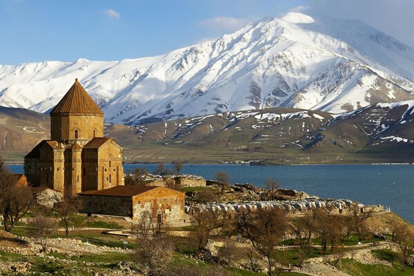 Армянская церковь в Курдистане на фоне холмов