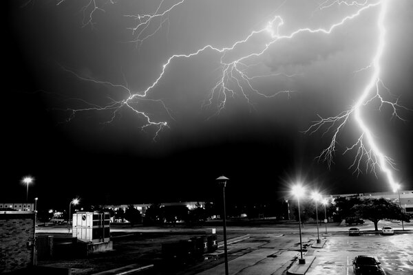 Brillante lechería en la ciudad de la noche