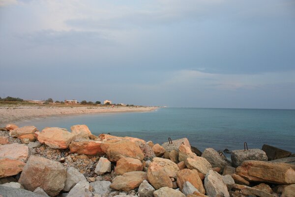 Mer avec plage rocheuse