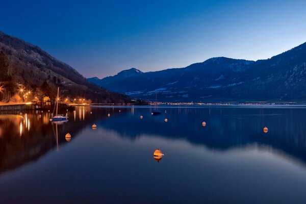Ночное швейцарское озеро между горами