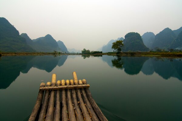 Bateau sur un lac tranquille en Chine