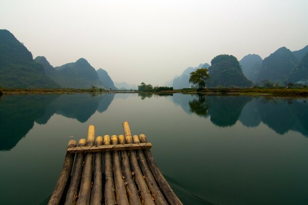 Лодка на тихом озере в Китае