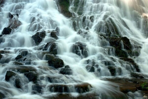 El flujo de cascadas sobre las rocas