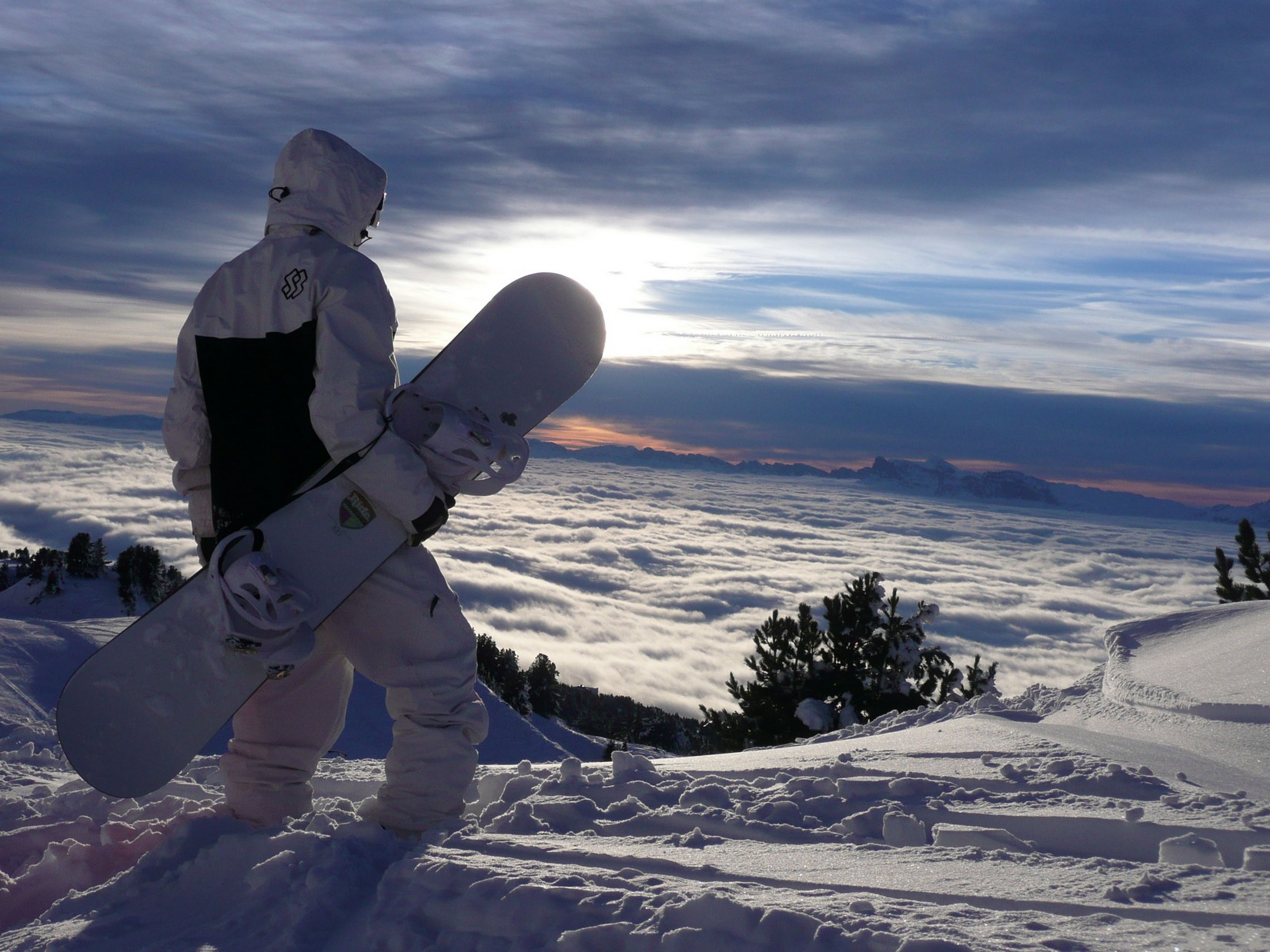 snowboard montañas nubes pendiente