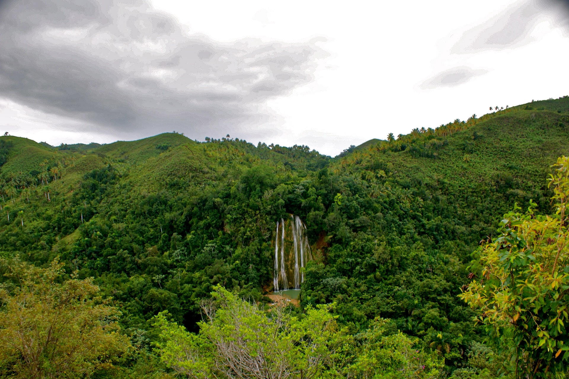 giungla cascata cielo nuvole