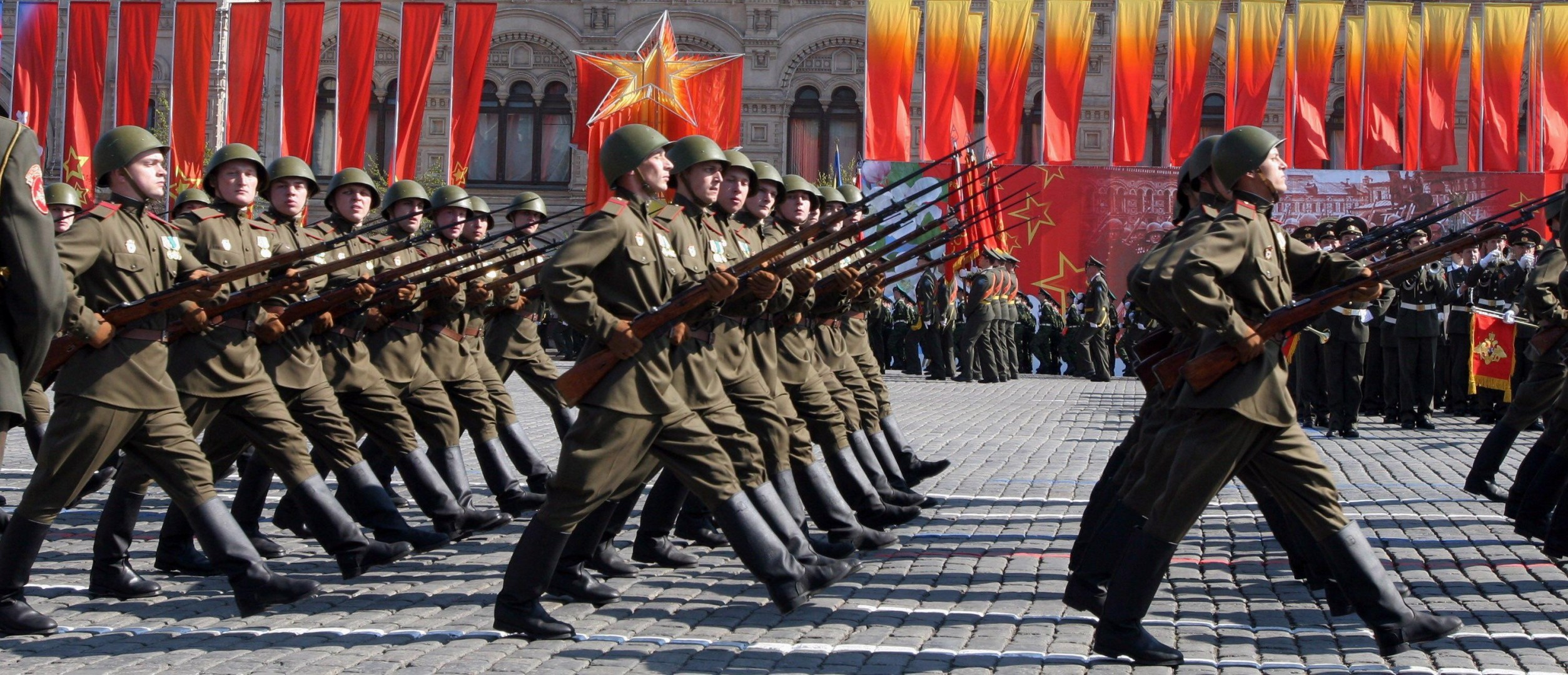 soldats défilé armes drapeaux uniforme 9mai