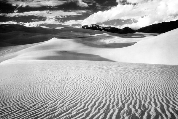 Dunes de sable noir et blanc