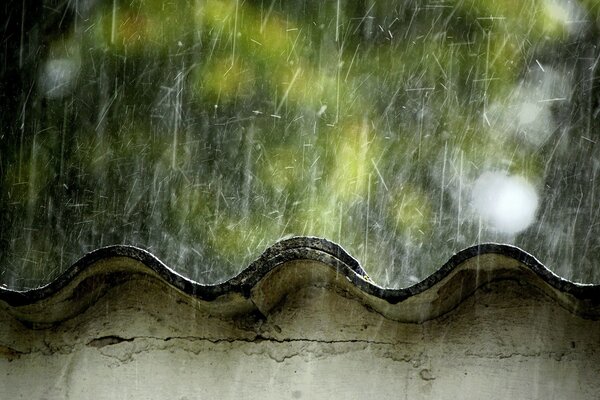 Regen schlägt aus Schiefer auf das Dach