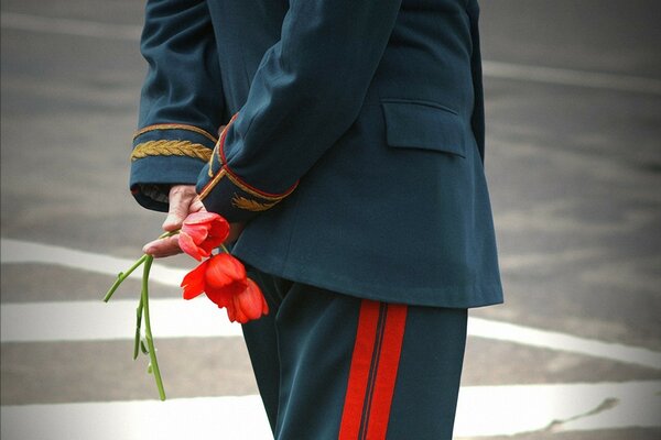 Veterano con flores en el día de la victoria