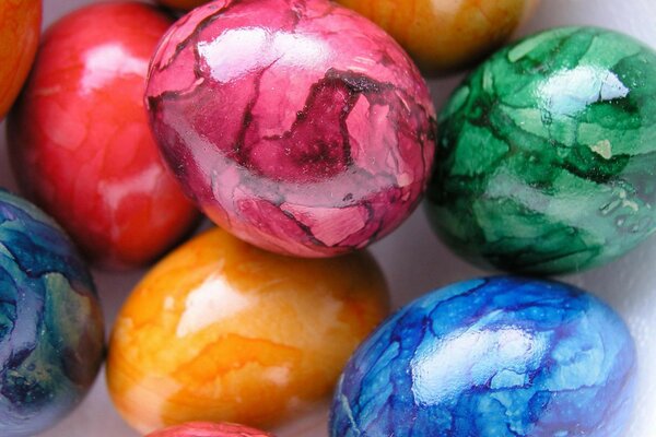 Huevos de mármol multicolores para Pascua