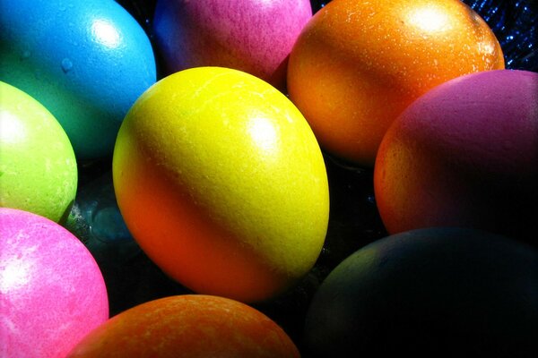 Huevos de Pascua coloridos y brillantes