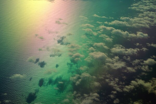 Arco iris contra el mar y las nubes