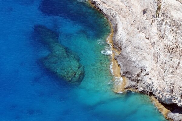 Paesaggio del mare alle alte scogliere