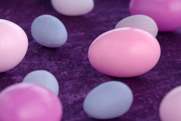 Zdjęcie kolorowych jajek a Święta Wielkanocne